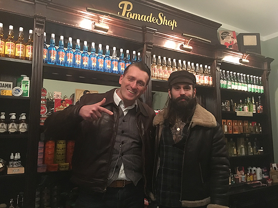 Ricki Hall im PomadeShop (©Foto: Dominik Kublan)